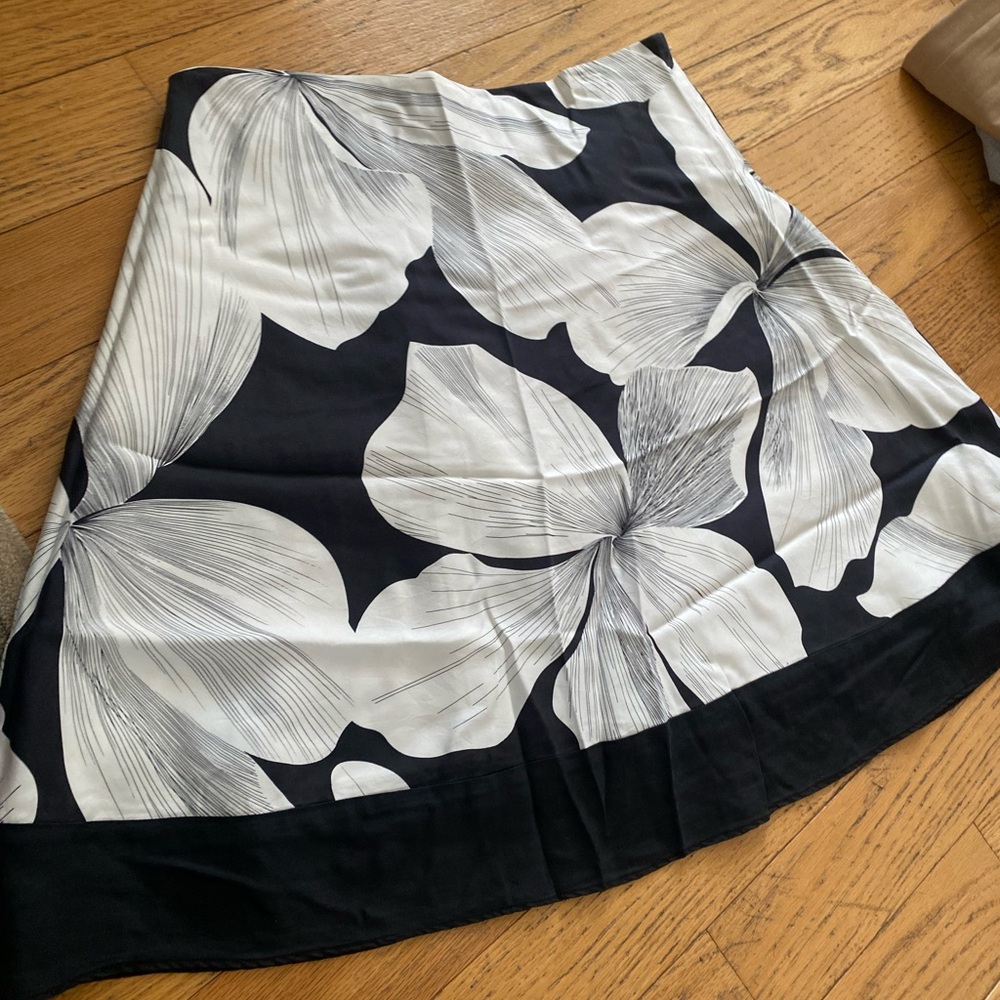 White House black market size 10 lined skirt